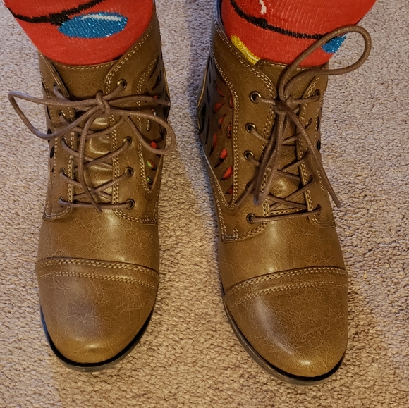 Wanted Taupe Bravado Ankle Boots w/side holes NIB! - Picture 7 of 8